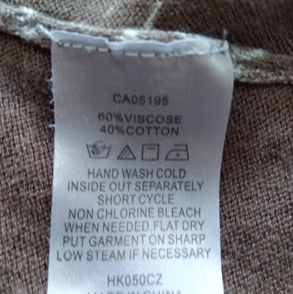 Sweater with hood - Picture 14 of 14